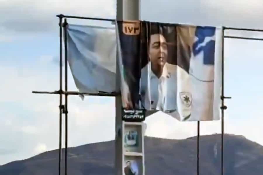 مریوان، اسفند ۱۴۰۲، مردم بنرهای تبلیغاتی کاندیداها را پاره می‌کنند، حتا اگر به راحتی در دسترس نباشد.