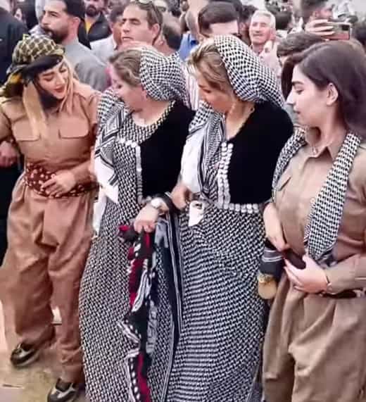 بیشتر دختران جوان کردستانی امسال با پوششهایی متفاوت در نوروز ظاهر شدند. منظور امام جمعه پاوه از لباسهای «کومله و دموکرات» لباسهای مشابه این دختران بود.