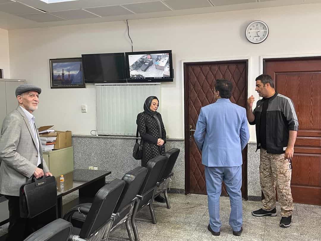 تصویری از دفتر قاضی که در آن یکتا ناصر، وکیلش و شوهر او و محمد شهریاری مقابل هم دیده میشنوند