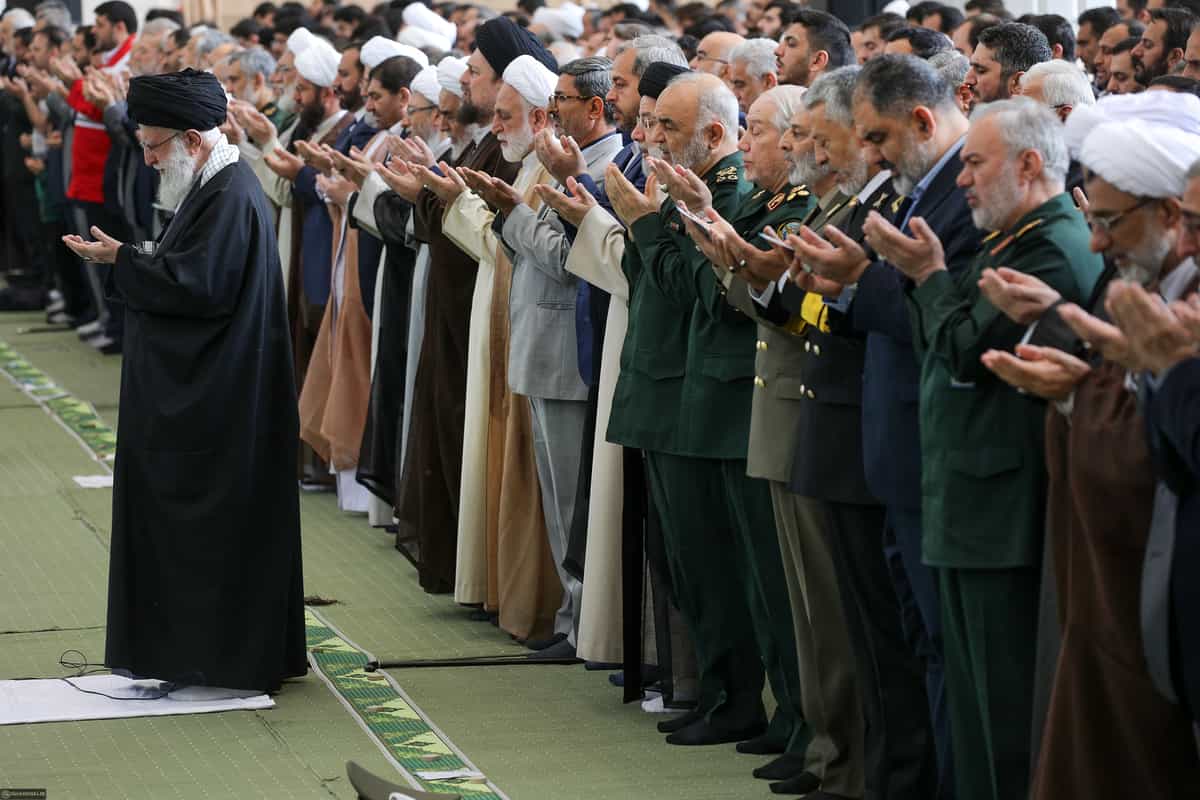 علی خامنهای و مسئولان نظامش در حال خواندن نماز عید فطر