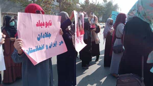 تجمع زنان با نوشتهی: نابود باد جلادان در ایران و افغانستان