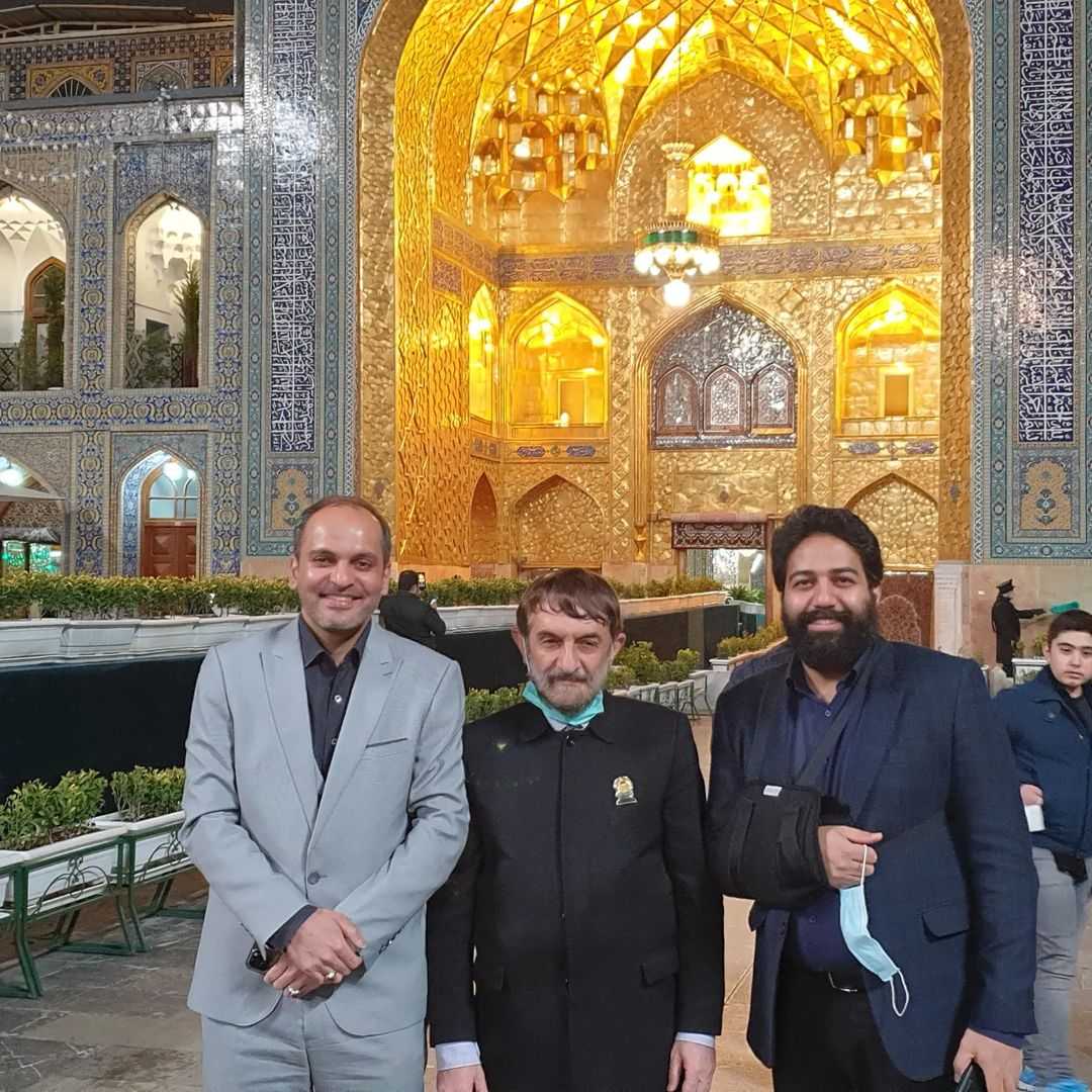 عباسعلی بادیانی (چپ)، علی آقا محمدی، رئیس گروه اقتصادی دفتر خامنهای (وسط)، مهرداد حریریان، مدیرعامل شرکت فناوری ارتباطات و اطلاعات رضوی (راست)
