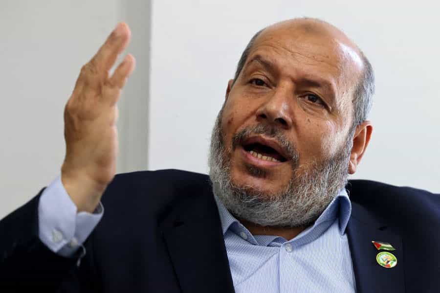 خلیل الحیا، عضو ارشد شاخه سیاسی حماس در حال گفتوگو دست خود را بالا گرفته است.
