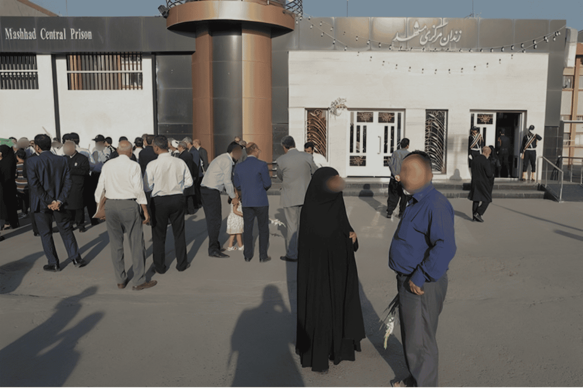 جمعیتی در خارج از زندان مرکزی مشهد در انتظار وارد شدن به محیط داخلی زندان