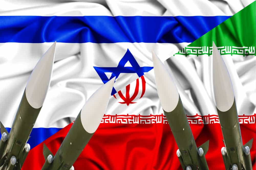 تصویری از پرچمهای دو کشور که موشک روبرویشان است