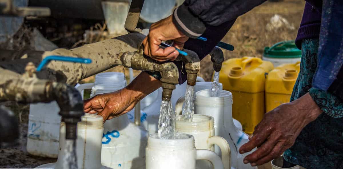 چندین دست در حال بازکردن شیر آب تانکر