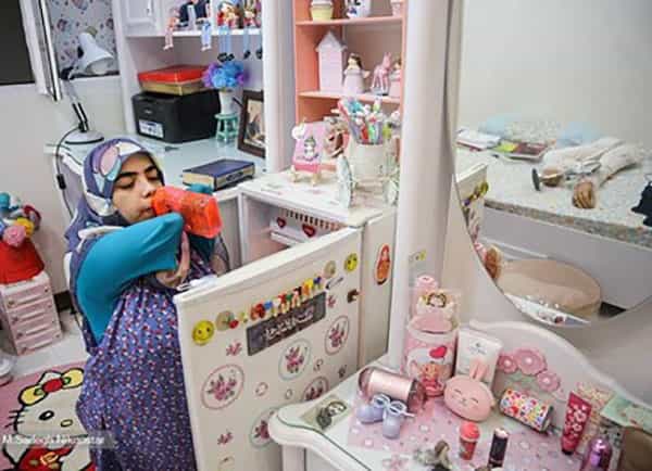 محمدصادق نیکگستر، عکاس خبرگزاری فارس، روایتی تصویری از زندگی فاطمه نیکگستر عرضه کرده است. او در شرح حال فاطمه، متولد ۱۳۷۶، ساکن کرج، چنین نوشته شده: «او از بدو تولد با نقص عضو در ناحیه دست و پا به دنیا آمد. قدرت و توانایی او در برخورد با مشکلات پیشرو از همان کودکی باعث شد در مدرسه عادی در کنار دیگر دانش آموزان تحصیل کند و اکنون دانشجوی کارشناسی ارشد رشته روانشناسی است.»