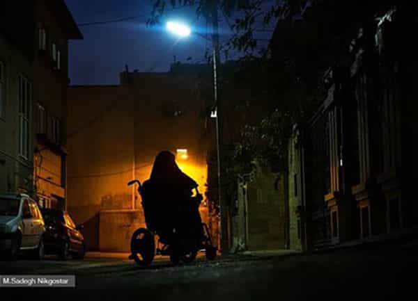 محمدصادق نیکگستر، عکاس خبرگزاری فارس، روایتی تصویری از زندگی فاطمه نیکگستر عرضه کرده است. او در شرح حال فاطمه، متولد ۱۳۷۶، ساکن کرج، چنین نوشته شده: «او از بدو تولد با نقص عضو در ناحیه دست و پا به دنیا آمد. قدرت و توانایی او در برخورد با مشکلات پیشرو از همان کودکی باعث شد در مدرسه عادی در کنار دیگر دانش آموزان تحصیل کند و اکنون دانشجوی کارشناسی ارشد رشته روانشناسی است.»