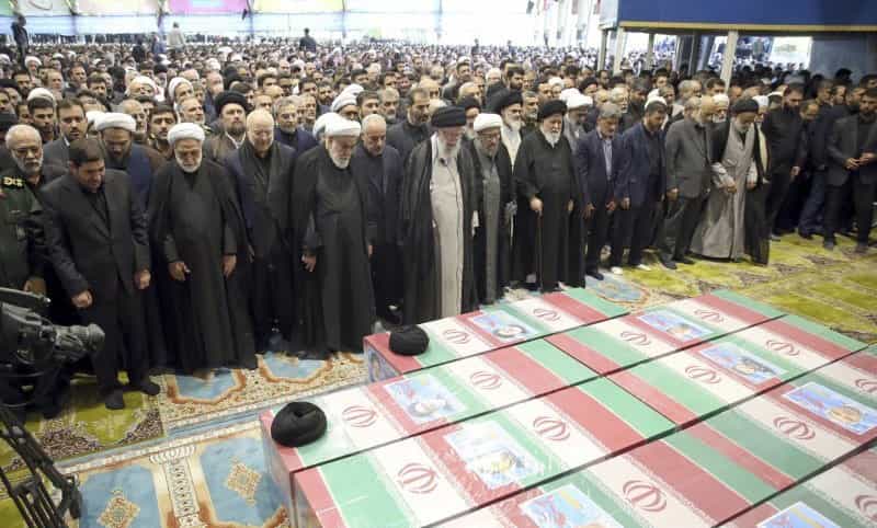 خامنهای و سران جمهوری اسلامی در حال خواندن نماز بر جسد رئیسی