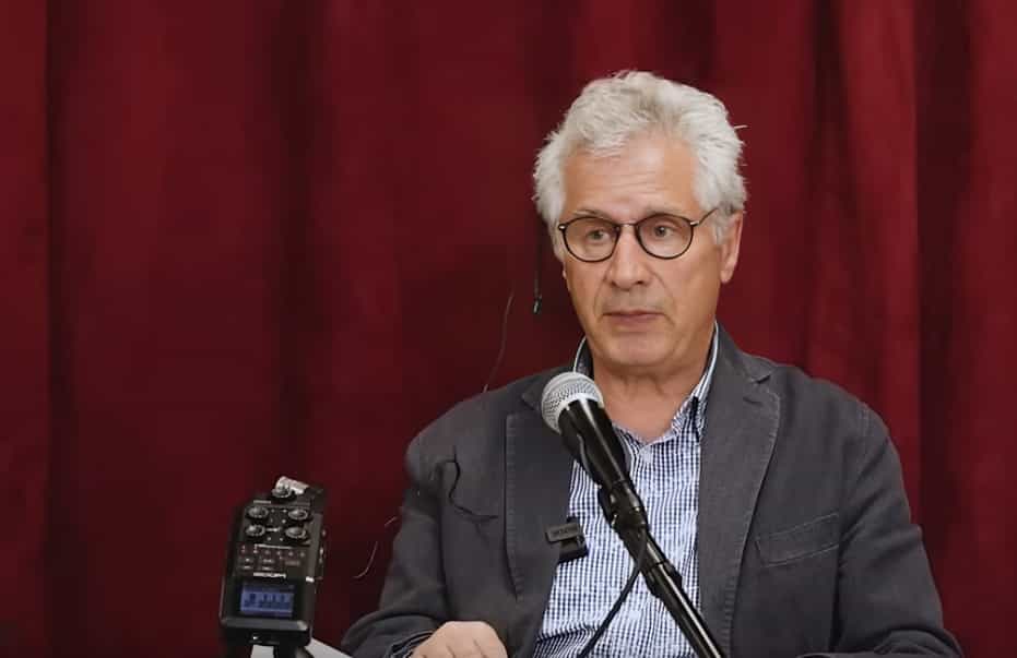 علیرضا مناف‌زاده هنگام سخنرانی در نشست بزرگداشت داریوش آشوری