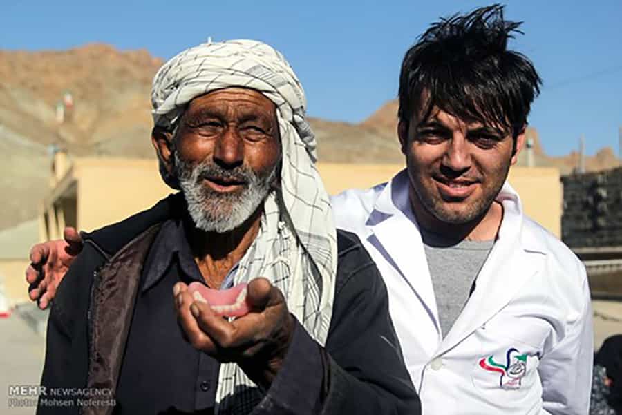مرد روستایی در انتظار درمان توسط گروه خیریه دانشجویی، روستای لانو، شهرستان سربیشه، خراسان جنوبی