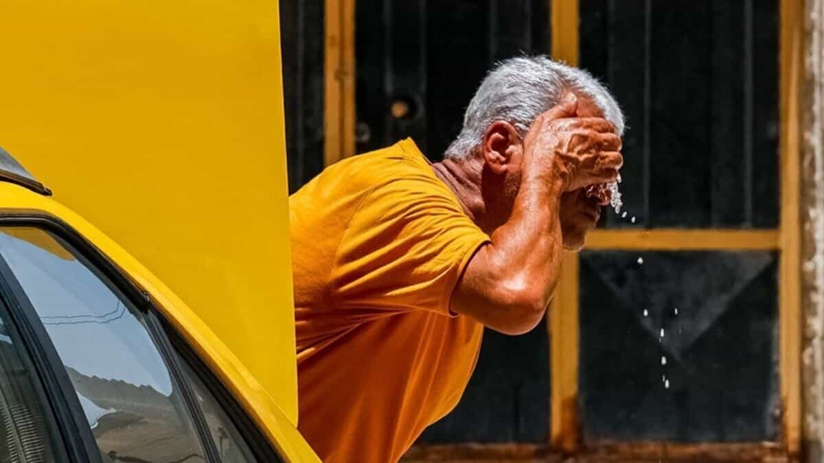 مردی به صورتش آب میزند.