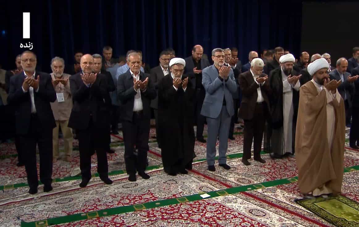تصویر از شبکههای اجتماعی، یک اسکرینشات از نماز جماعت پیش از نخستین مناظره نامزدهای انتخابات ۱۴۰۳ ریاستجمهوری را نشان میدهد. نمادی از تکیه حکومت به مذهب، سنت و مردسالاری.