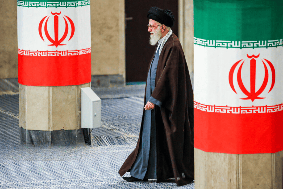 علی خامنه‌ای، میان دو ستون منقش به پرچم جمهوری اسلامی ایران