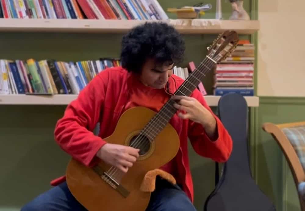 مهدی، نوازنده گیتار در گرگان. عکس: زمانه