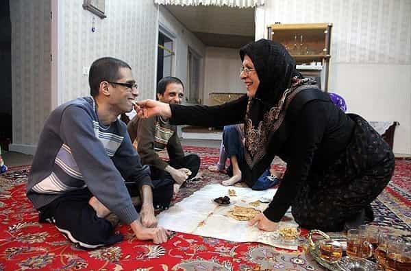 «بهروز خسروی» عکاس خبرگزاری فارس مجموعه عکسی از زندگی یک خانواده معلول را منتشر کرده است. این خانواده، ساکن شهر آمل، از یک مادر و چهار فرزندش که هر چهارنفرشان دارای معلولیت ذهنی هستند تشکیل شده. در این مجموعه عکس، ما با زندگی و سختی‌های طاقت‌فرسایی این خانواده روبرو می‌شویم.