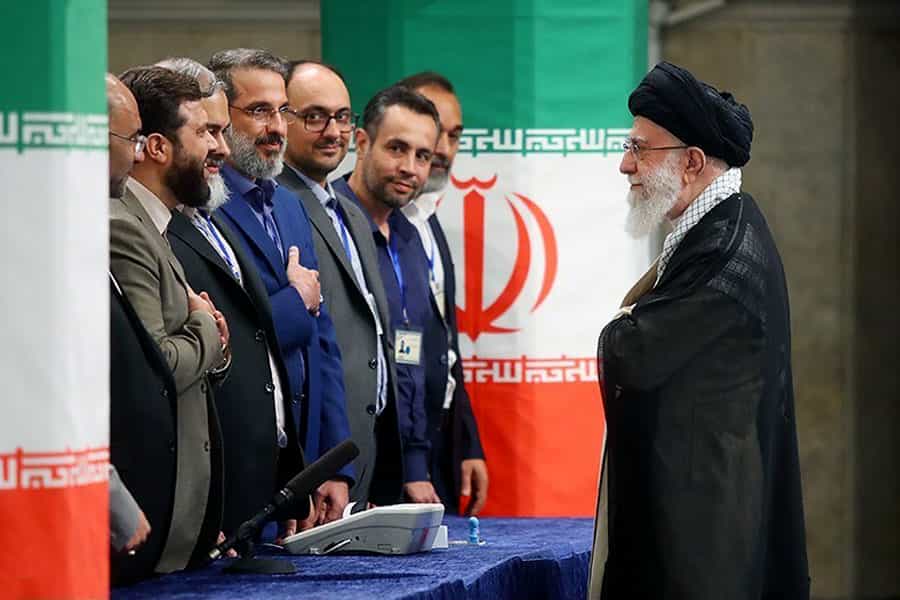 علی خامنهای روبهروی عدهای از دستاندرکاران انتخابات ریاست جمهوری ایستاده و آنها دست به سینه به او نگاه میکنند.