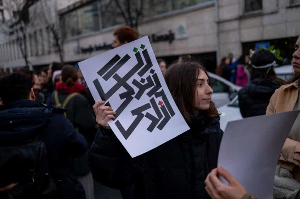 یک معترض، در تظاهرات روز جهانی زن در استانبول ترکیه، تابلوی «زن، زندگی، آزادی» را در دست دارد. تاریخ عکس چهارشنبه، ۸ مارس ۲۰۲۳ (عکس از محمدعلی نجیب / تصاویر خاورمیانه / تصاویر خاورمیانه از طریق خبرگزاری فرانسه)