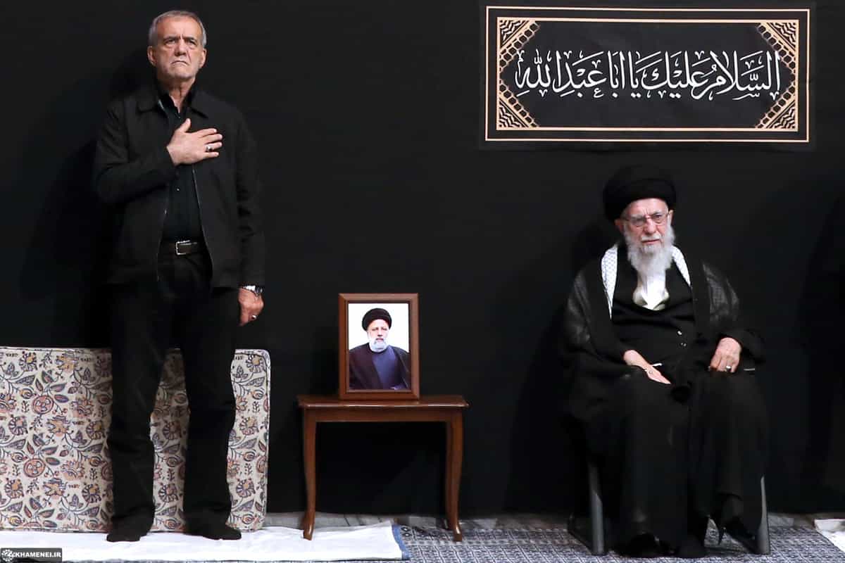 علی خامنهای و مسعود پزشکیان در حال عزاداری