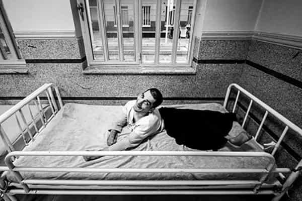 ساره تجلی، عکاس خبرگزاری ایسنا، مجموعه عکسی از فضای یکی از آسایشگاه‌های معلولان تهران منتشر کرده است. او در این مجموعه واقعیت تلخ و دردناک زندگی معلولان این آسایشگاه را بر ما نمایان می‌سازد.