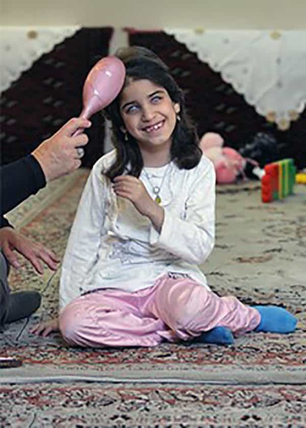 از مجموعهای عکس (در اصل از سایت shabestan.ir) از خانوادهای دارای دو عضو. مادر خانواده معلولیت جسمی-حرکتی دارد و دخترخواندهاش نابیناست. در این مجموعه، روایت زندگی روزانهی این خانواده نمایانده شده است.