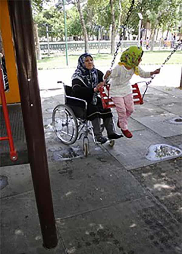 از مجموعهای عکس (در اصل از سایت shabestan.ir) از خانوادهای دارای دو عضو. مادر خانواده معلولیت جسمی-حرکتی دارد و دخترخواندهاش نابیناست. در این مجموعه، روایت زندگی روزانهی این خانواده نمایانده شده است.