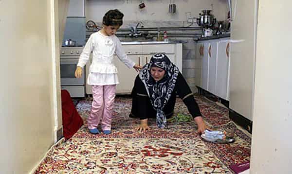 از مجموعهای عکس (در اصل از سایت shabestan.ir) از خانوادهای دارای دو عضو. مادر خانواده معلولیت جسمی-حرکتی دارد و دخترخواندهاش نابیناست. در این مجموعه، روایت زندگی روزانهی این خانواده نمایانده شده است.
