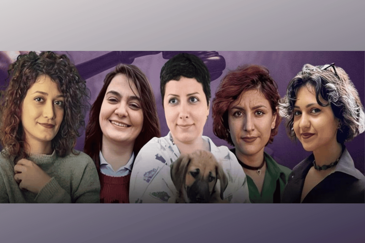عکس ترکیبی پنج زن در کنار هم و در پس زمینه یک جکش دادگاه دیده میشود