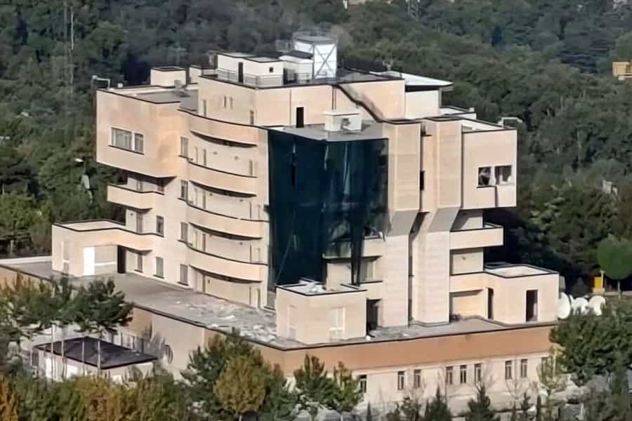 نمایی از ساختمان چندین طبقه در محلهای مجلل در شمال تهران که در اطراف آن درختان انبوه دیده میشوند. گفته میشود که اسماعیل هنیه هنگام کشته شدنش در این ساختمان اقامت داشته است.
