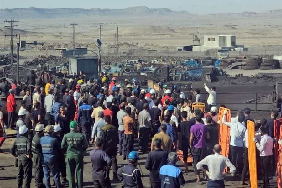 جمعیتی از امدادگران و کارگران در حال جستجوی پیکر کارگران جانباخته در حادثه انفجار معدن زغالسنگ معدنجو