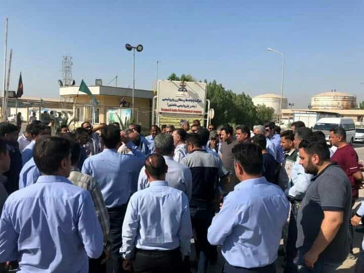 کارگران مخازن و پایانههای نفتی بندر ماهشهر تجمع کردند. ۲۸ شهریور ۱۴۰۳