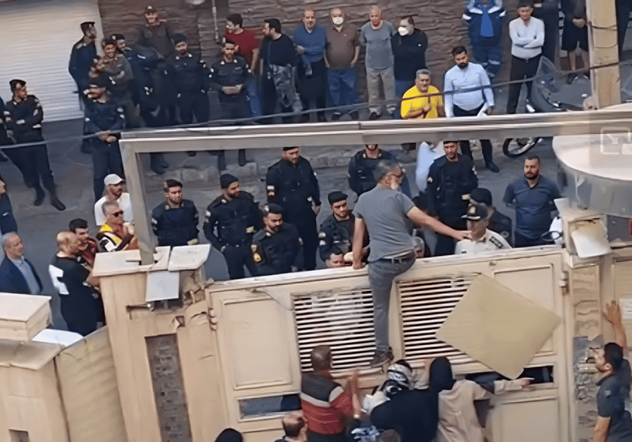 اجارهنشینان خیابان اصلیپور پلاک ۱۷ در محاصره پلیس