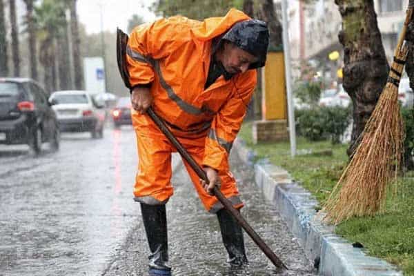 کارگری از شهرداری ایرانشهر