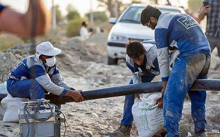 کارگران شرکت آب درحال کار گذاتن یک لوله آب
