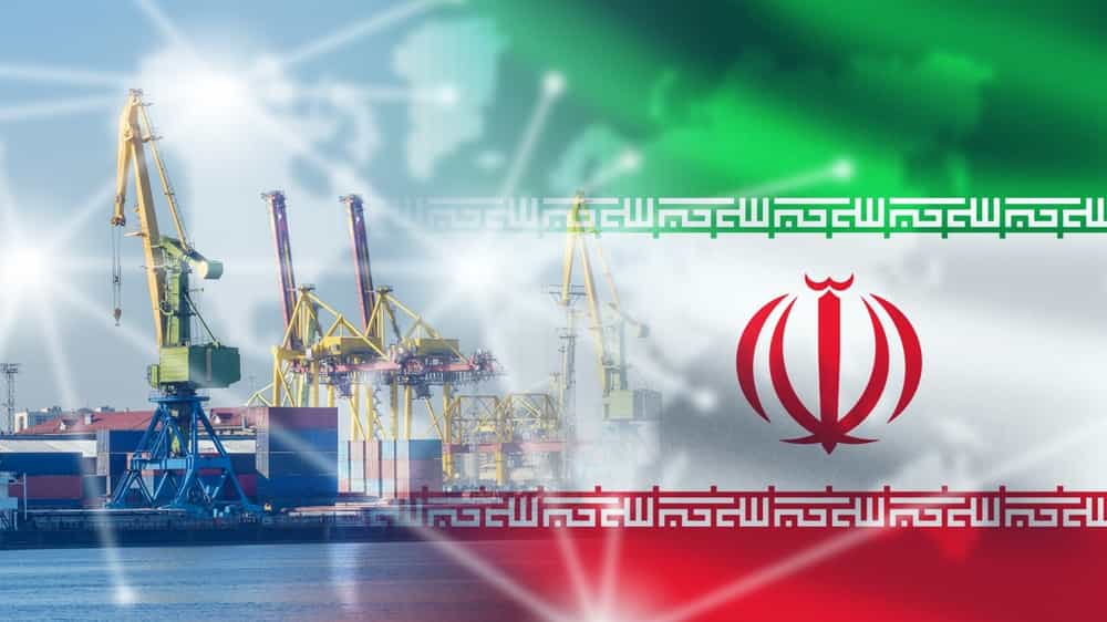 در نیمه صفحه پرچم جمهوری اسلامی و در نیمه دیگر چند کشتی در اسکله دیده می‌شوند