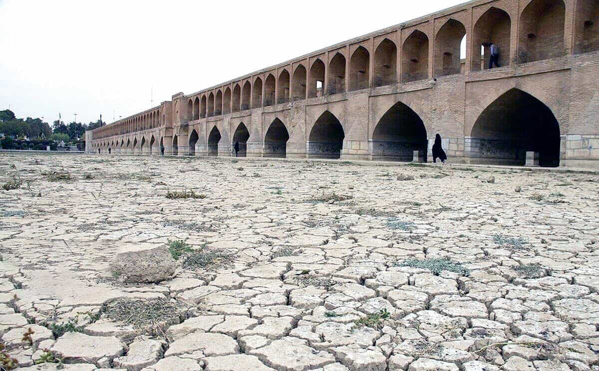 نمایی از زاینده رود خشک شده