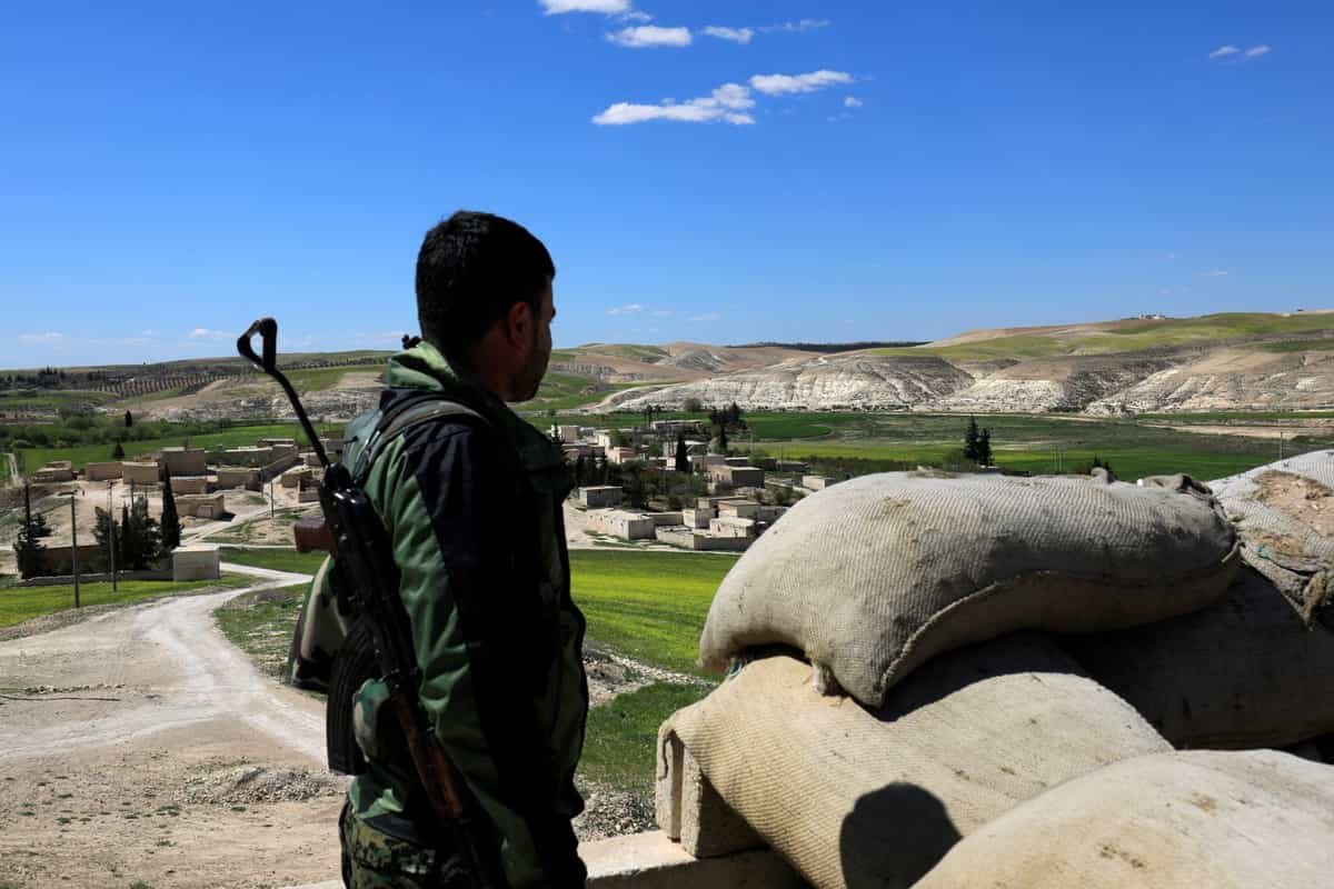 یک مبارز از شورای نظامی منبج در تاریخ ۳۱ مارس ۲۰۱۸ در کنار روستای عوشاریه، شمال منبج نگهبانی می‌دهد.