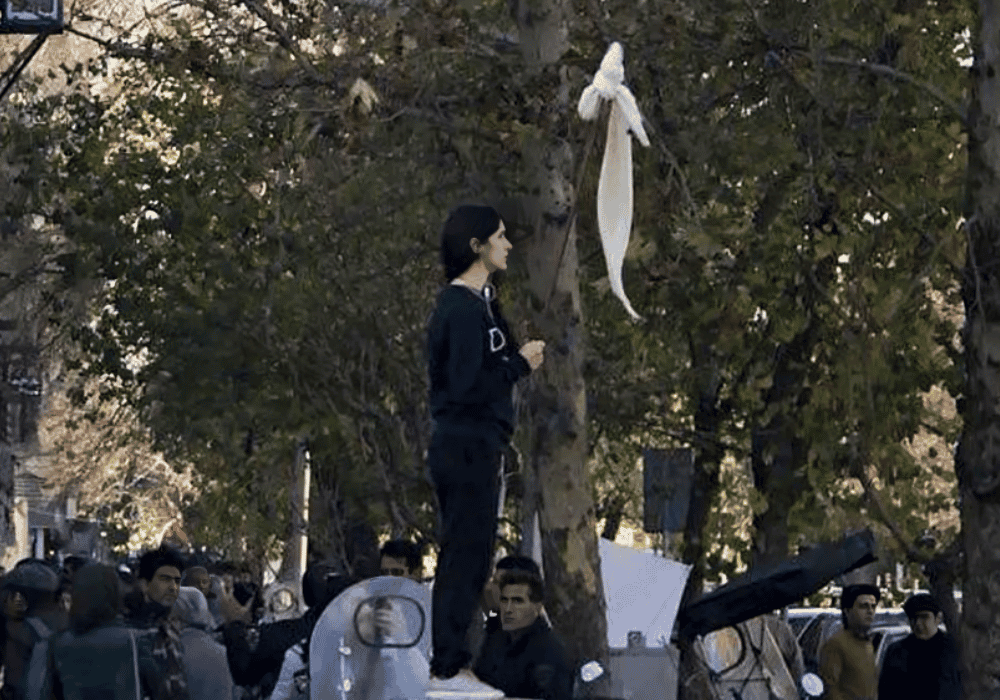 ویدا موحدی (زادهٔ ۱۳۶۴) آغازگر جنبش دختران خیابان انقلاب. او در ۶ دی ۱۳۹۶ در خیابان انقلاب اسلامی، تهران روسری سفید خود را به‌صورت نمادین و برای اعتراض به حجاب اجباری در ایران برداشت و تصویر او به‌عنوان «اولین دختر خیابان انقلاب» منتشر شد.