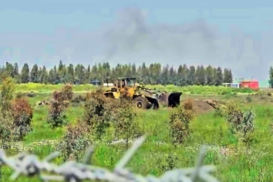 بولدوزری در حال تخریب خاک و درختان برای احداث پتروشیمی میانکاله است.