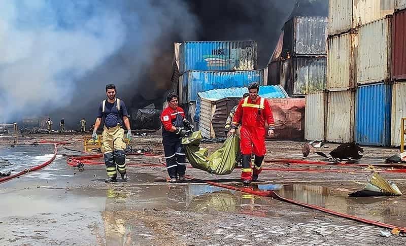 ماموران امداد نجات در حال حمل باقیمانده کارگران سوخته