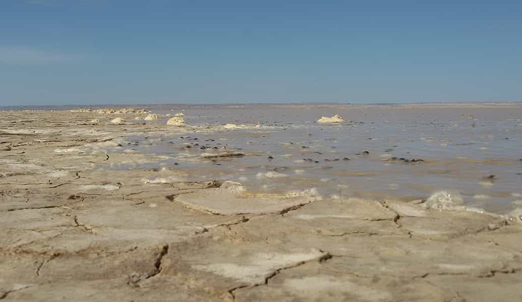 هیرمند خشک شده و آسمان ابی