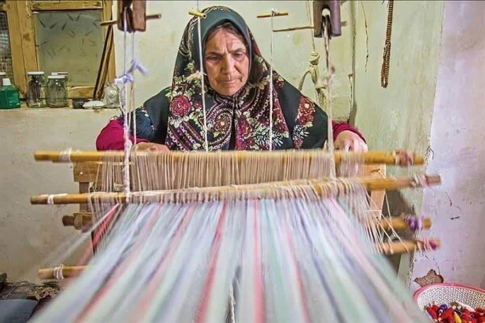 زنان هنرمند ایرانی که در تاریخ هنر از آنان یاد نمی‌شود. در این تصویر یک زن هنرمند کاشانی در حال پارچه‌بافی