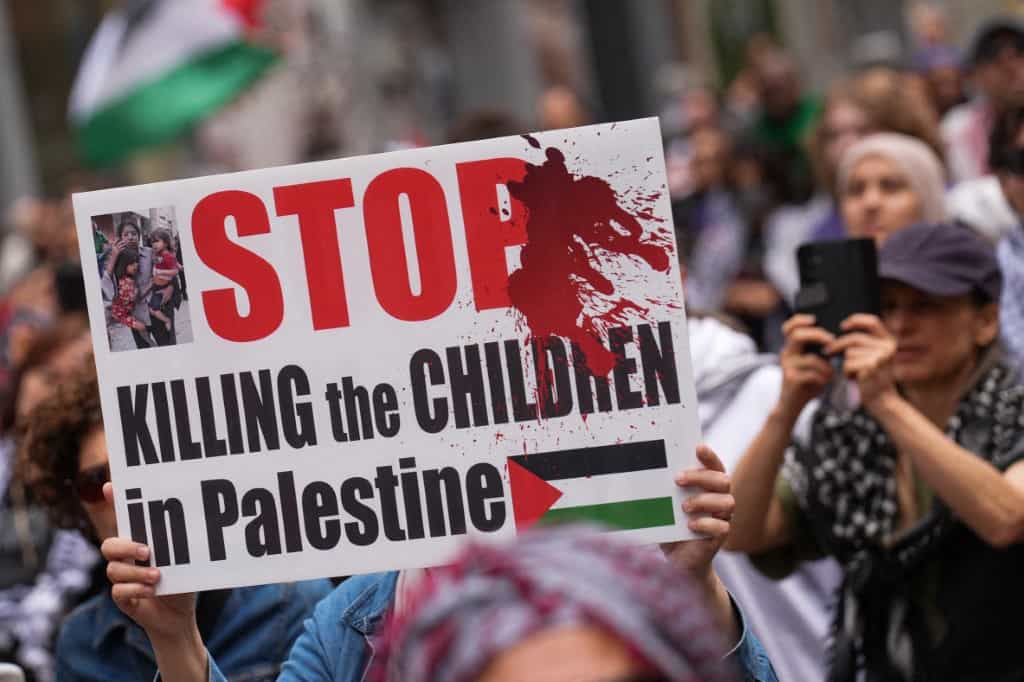 صدها تظاهرکننده حامی فلسطین در تظاهراتی به مناسبت هفتاد و هفتمین سالگرد نکبت در تورنتو، انتاریو در ۲۷ اردیبهشت ۱۴۰۴ راهپیمایی می‌کنند.