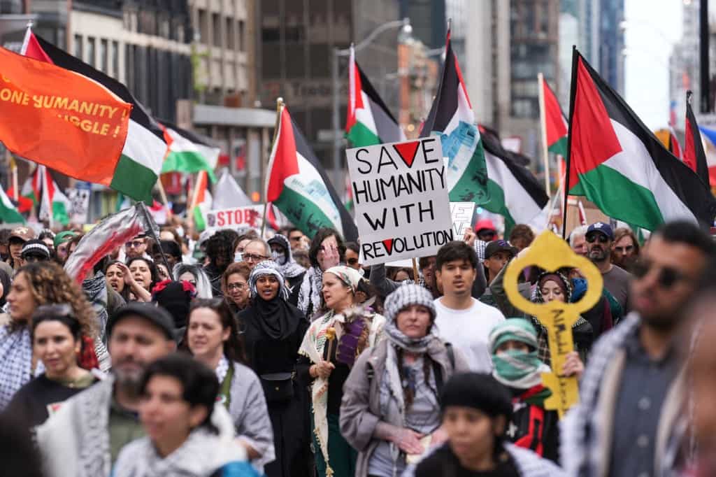 صدها نفر از تظاهرکنندگان حامی فلسطین در تظاهراتی به مناسبت هفتاد و هفتمین سالگرد نکبت در تورنتو، انتاریو در تاریخ ۲۷ اردیبهشت ۱۴۰۴ راهپیمایی می‌کنند.
