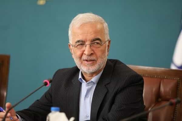 اسکندر مؤمنی، وزیر کشور پشت میکروفون در حال سخنرانی