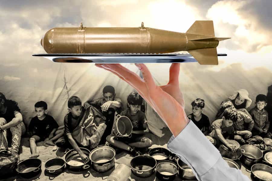 کودکان غزه‌ای با قابلمه‌های خالی روی زمین نشسته‌اند و دستی که بشقاب غذایی جلوی آن‌ها گرفته، در بشقاب، بمبی برای کودکان سرو می‌کند.