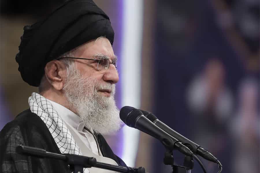 چهره علی خامنهای پشت میکروفون