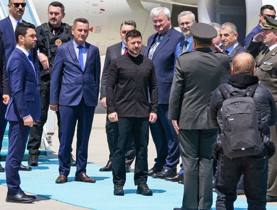 ولودیمیر زلنسکی، رئیسجمهور اوکراین در یک روز آفتابی در فرودگاه آنکارا در میان مقامات ترکیهای دیده میشود.