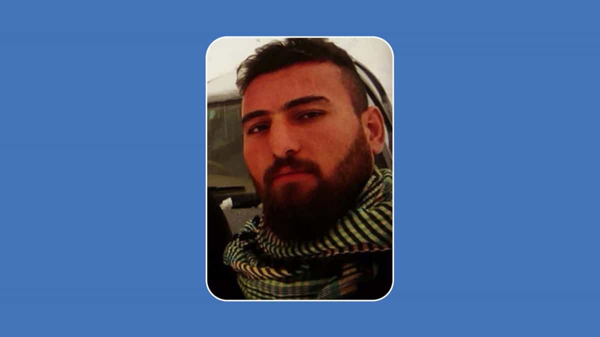 گوران قادری در پس زمینه ابی