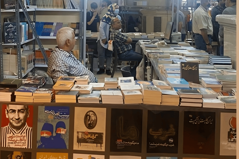 پلمپ دفتر انتشارات روزنه در حین برگزاری نمایشگاه کتاب تهران